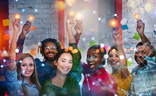 cette image représente une équipe de jeunes gens qui sourient et lèvent les bras